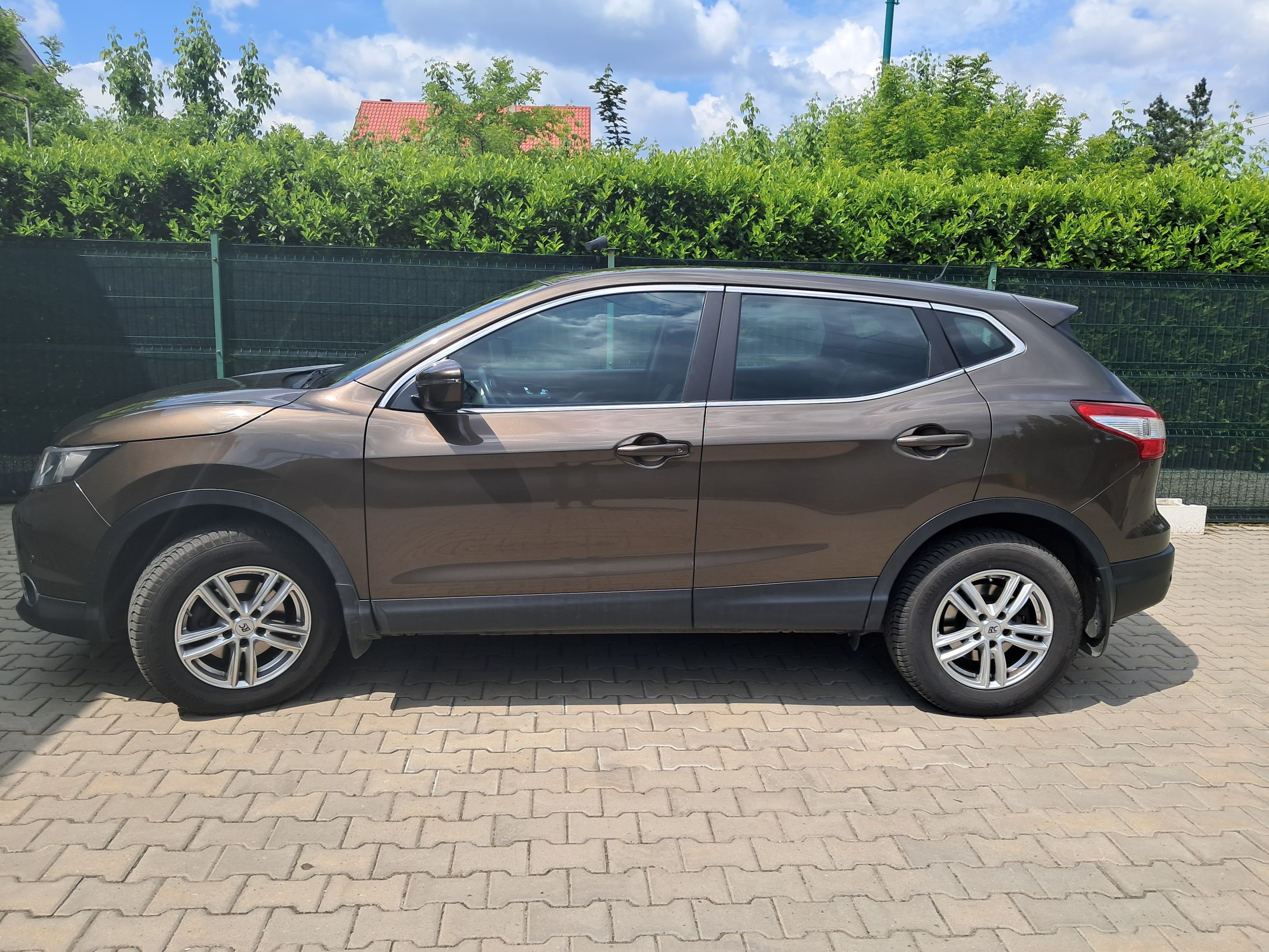 Vand Nisan Qashqai benzina, 1198 cm3, maro metalizat, 114.000km