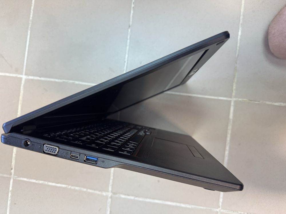 Лаптоп Fujitsu LifeBook E5511 - 15,6 инча, i5, отличен