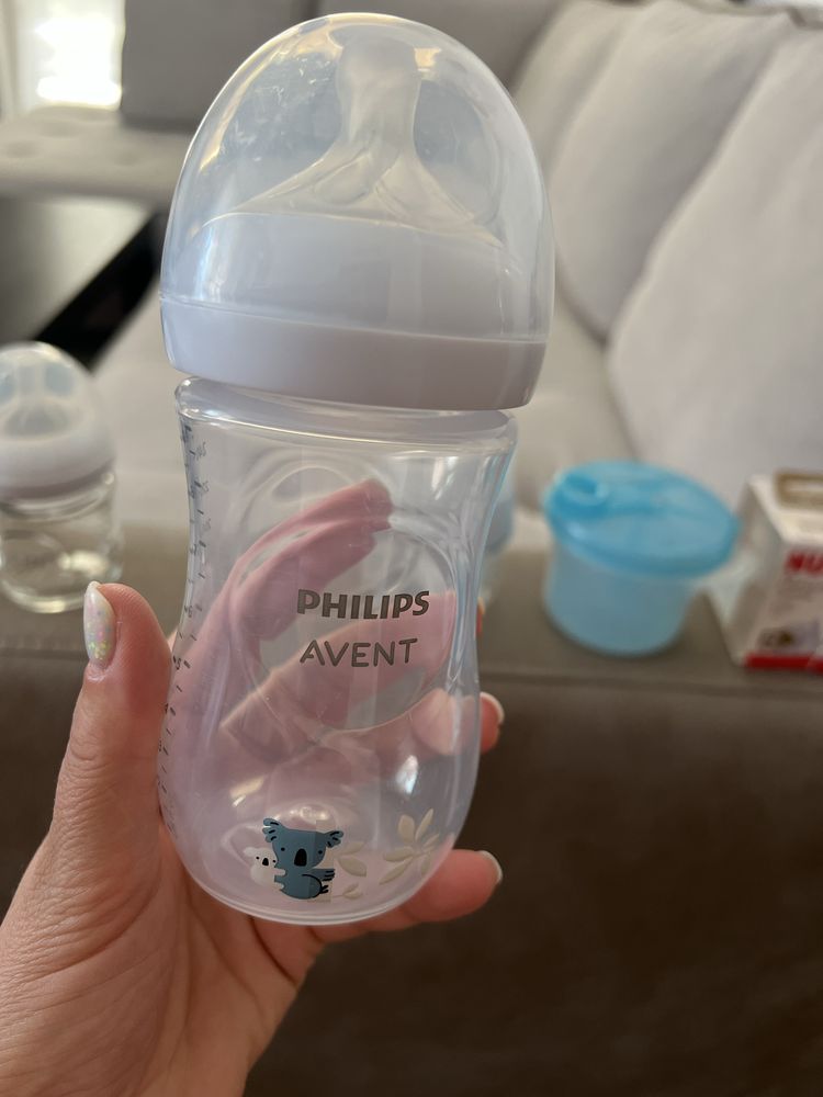 Шишета на Avent - 4 бр. + кутия за дози на Avent