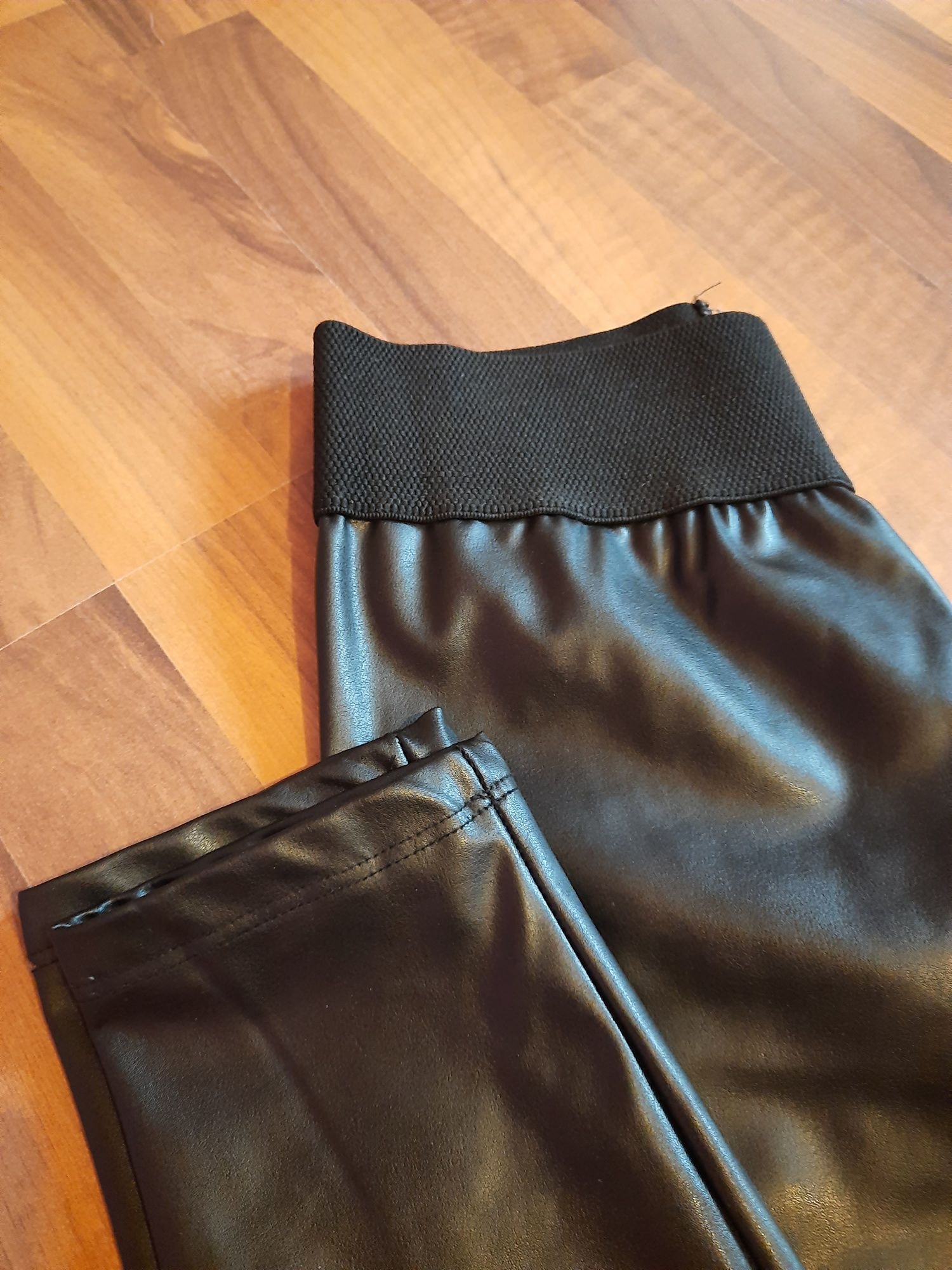 Pantaloni imitatie piele stil colanti