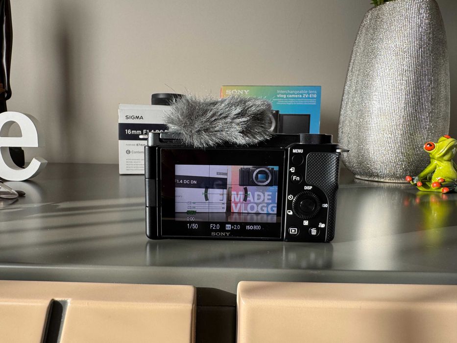 Sony ZV-E10 / obiectiv SIGMA 16mm F1.4 DC DN