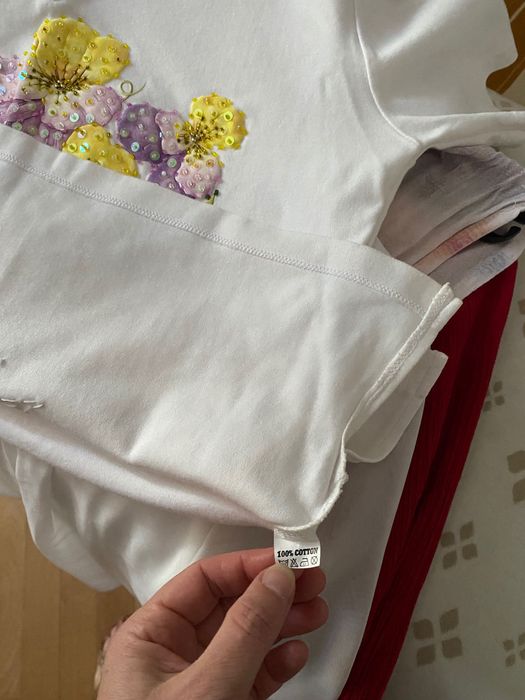 Vând Tricou fete marimea M alb cu aplicații florale si mãrgeluțe