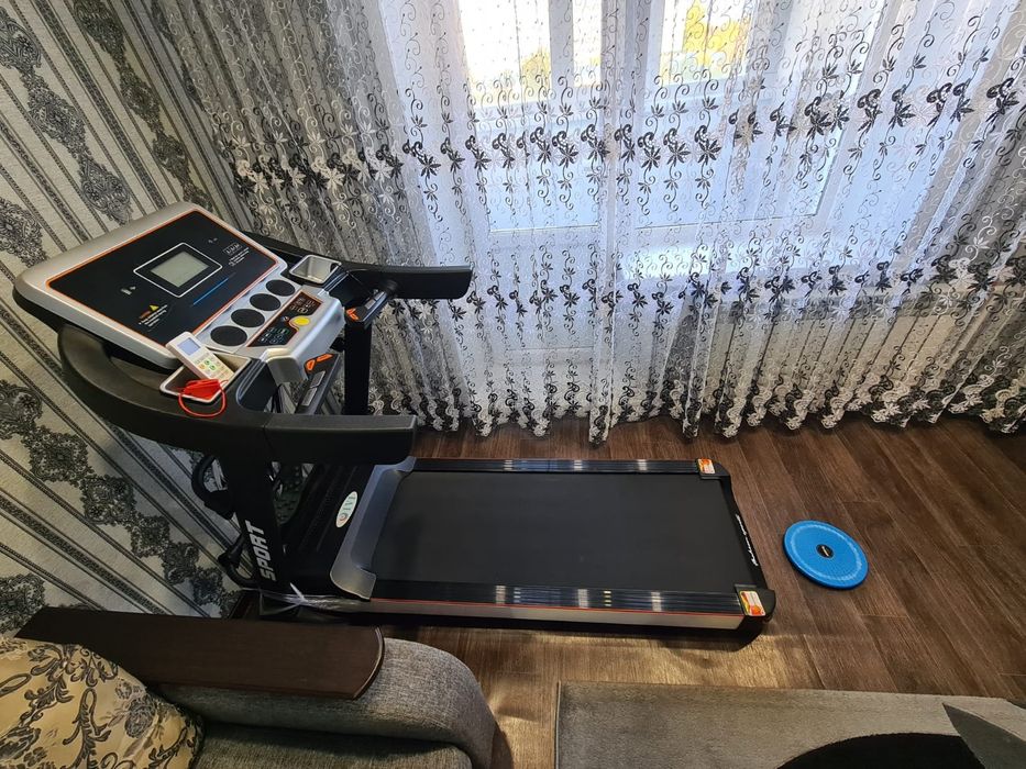 Продам беговую дорожку новая.