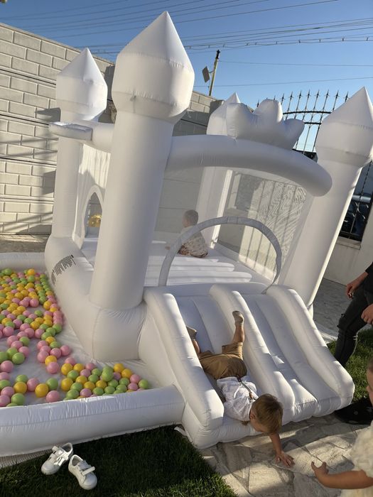 Castel gonflabil pentru printi si printese