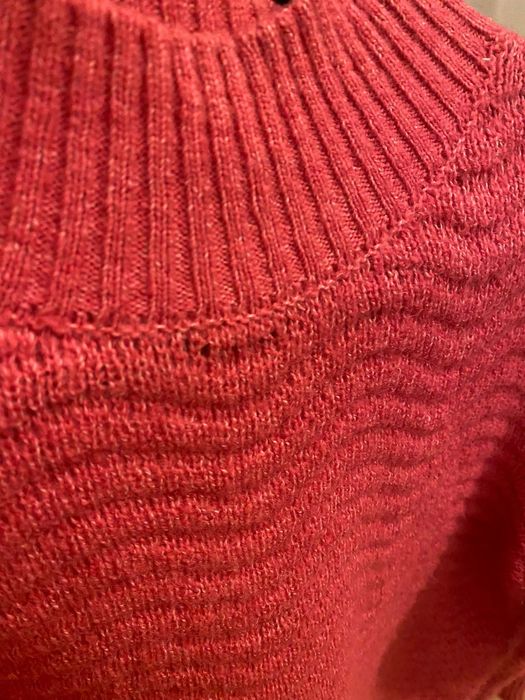 Pulover roz inchis cu lana in compozitie