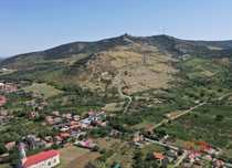Teren de vanzare la poalele cetatii Siria