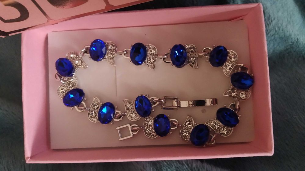 Нова, сребърна гривна. В подаръчна кутия.