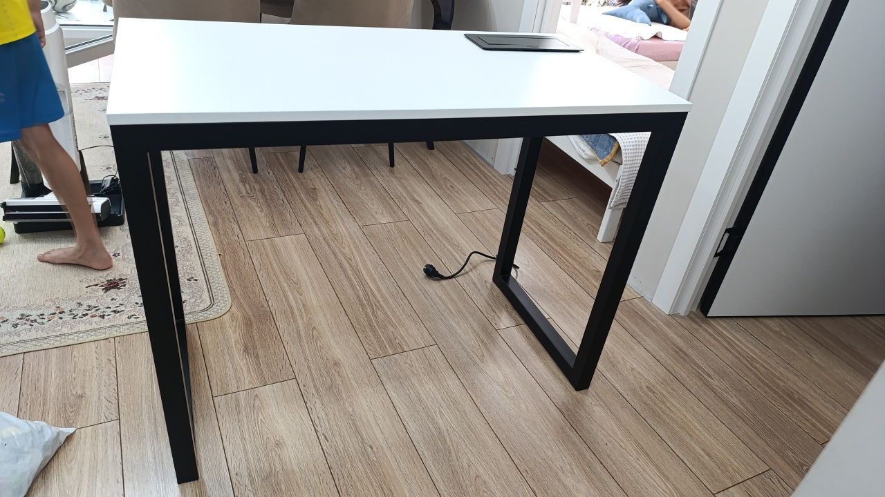 Продам парту рабочиё стол с розеткой