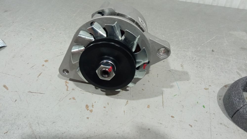 Alternator tractor fiat 12 v cu releu incorporat preț 650 lei este dis