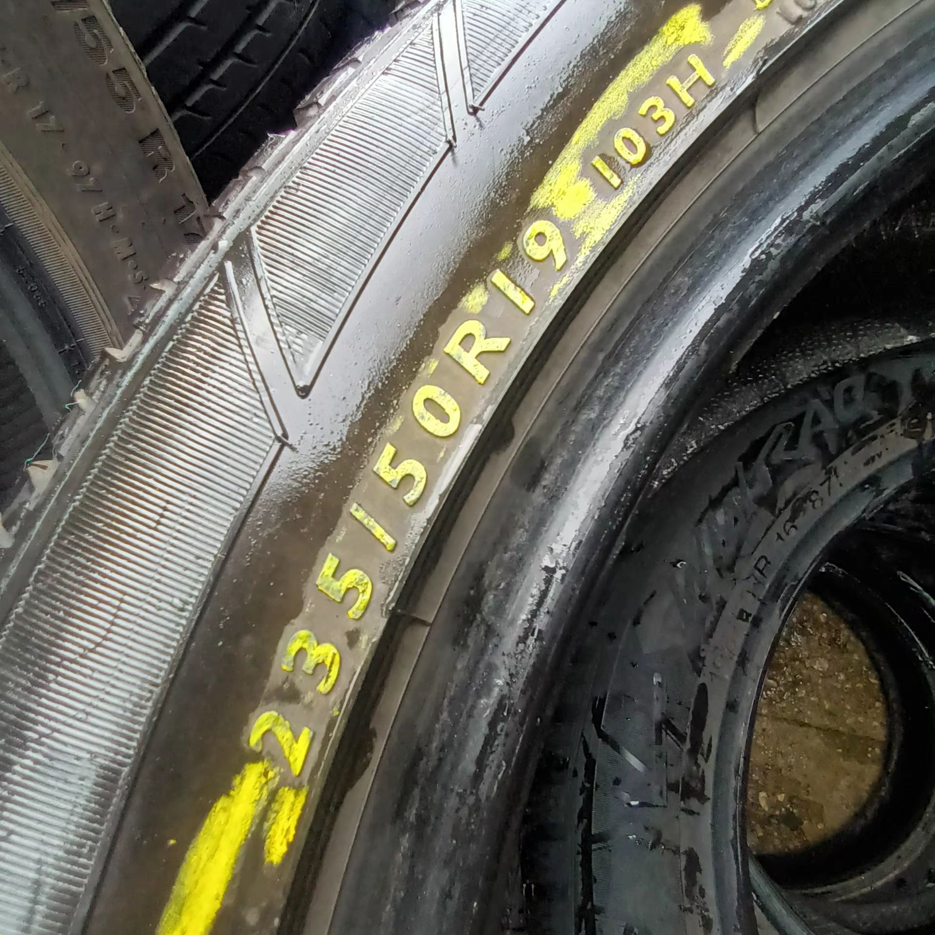 235 50 19 DUNLOP 4броя зимни
