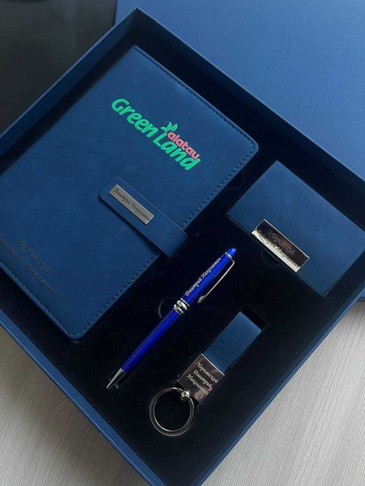 Набор для сотрудников: блокнот ручка визитница и брелок новый год мерч