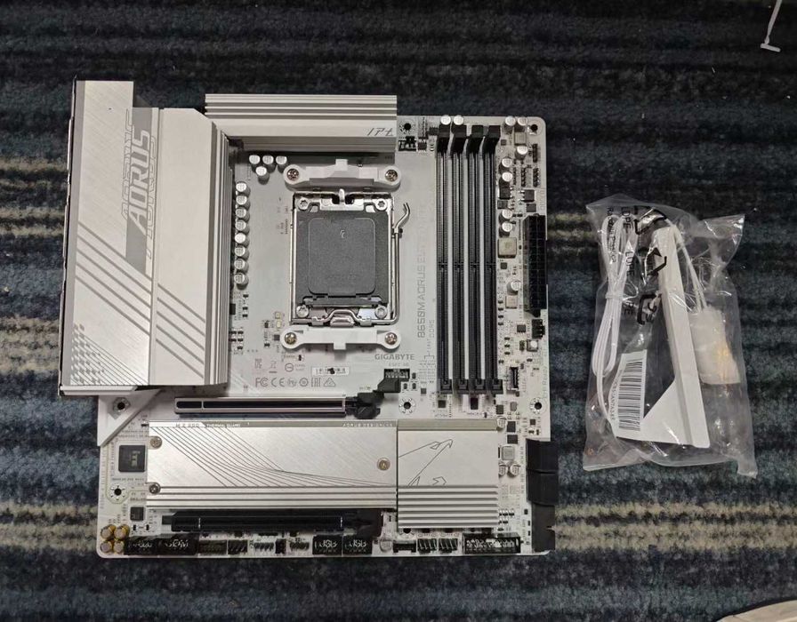 KIT Ryzen 7 7800x3d  B650M AORUS ELITE AX ICE WI-FI