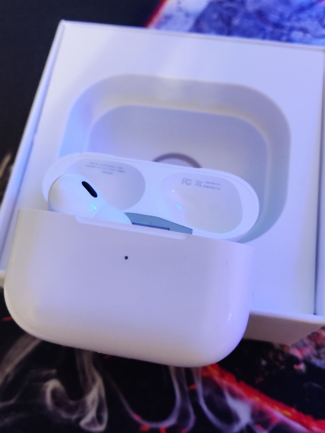 Apple AirPods Pro 2 aproape noi