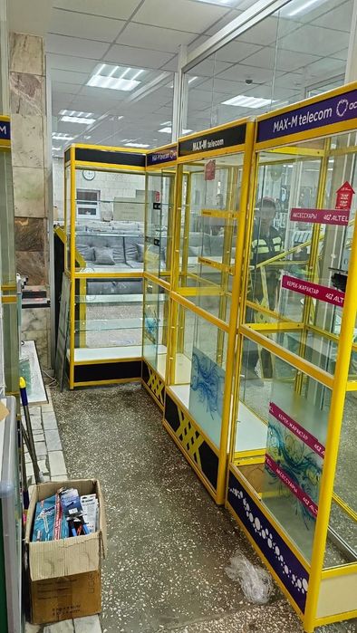 витрины стеклянные для магазина