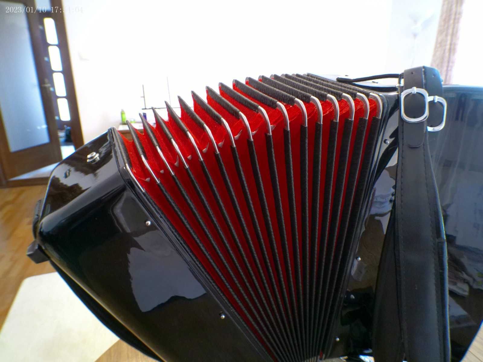 Vând acordeon Startone 72 bași