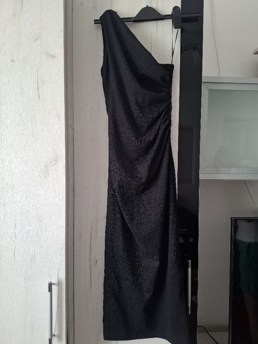 Rochie pe un umăr din material răcoros