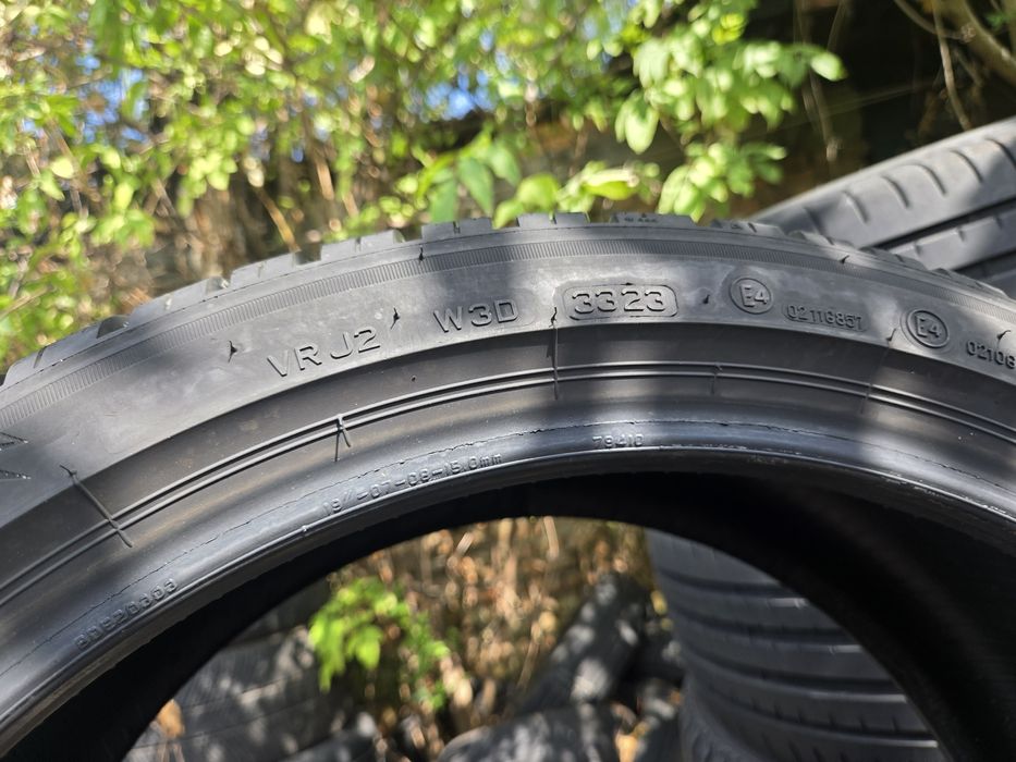 2бр. 225 40 19 Bridgstone зимни.