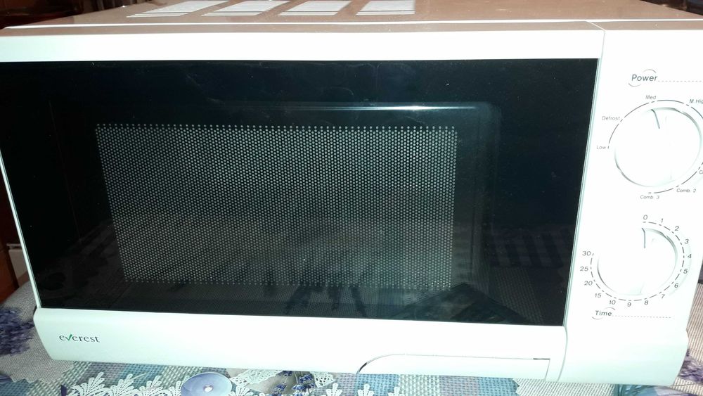 Cuptor cu microunde Everest nou