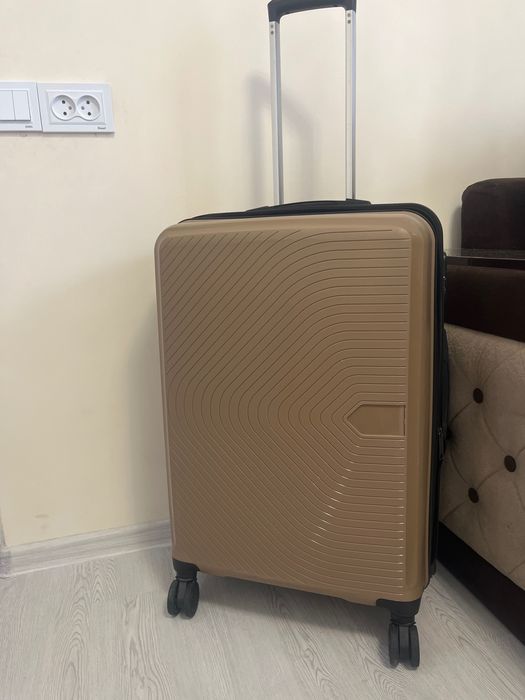 Чемодан среднего размера  модел pp