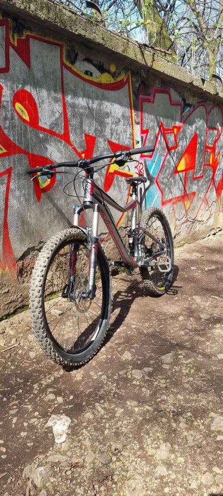 Vând bicicleta full suspension Giant (cu acte )