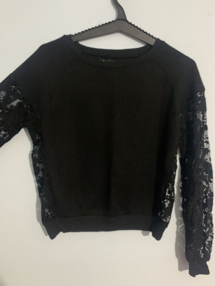 Bluza neagra Bershka cu dantela în părți