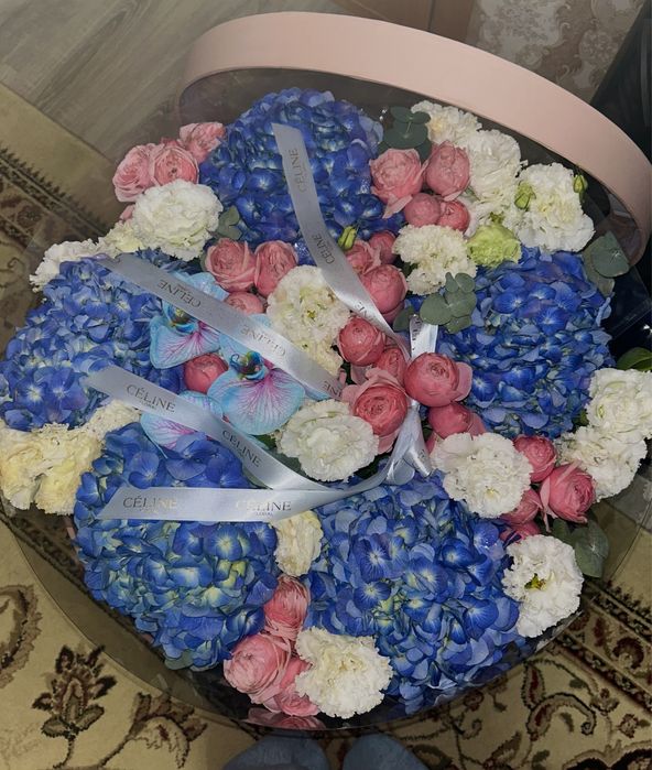 Продам шикарные цветы в коробке