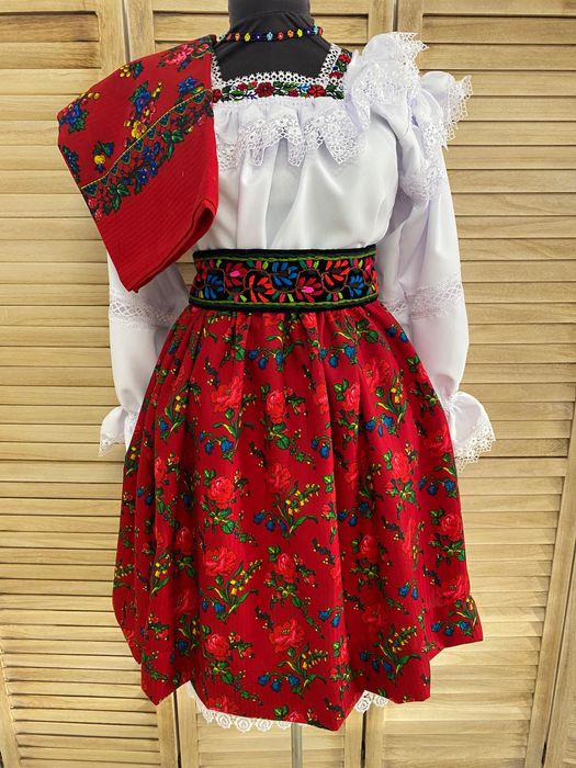 Costum popular/traditional pentru femei de Maramures complet, autentic