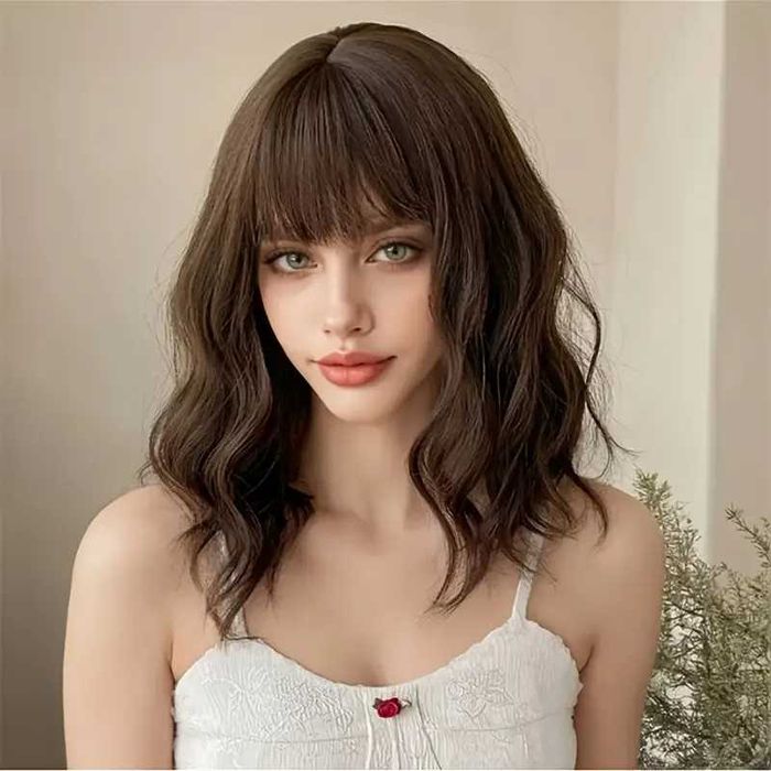 Кестенява вълнообразна къса перука с бретон #4