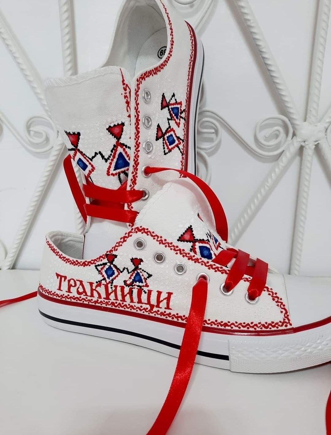 Маратонки с надпис"Тракийци"
