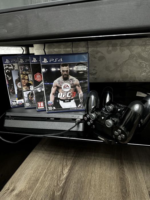 PlayStation 4 Slim 512GB + 2 джойстика + 4 игры