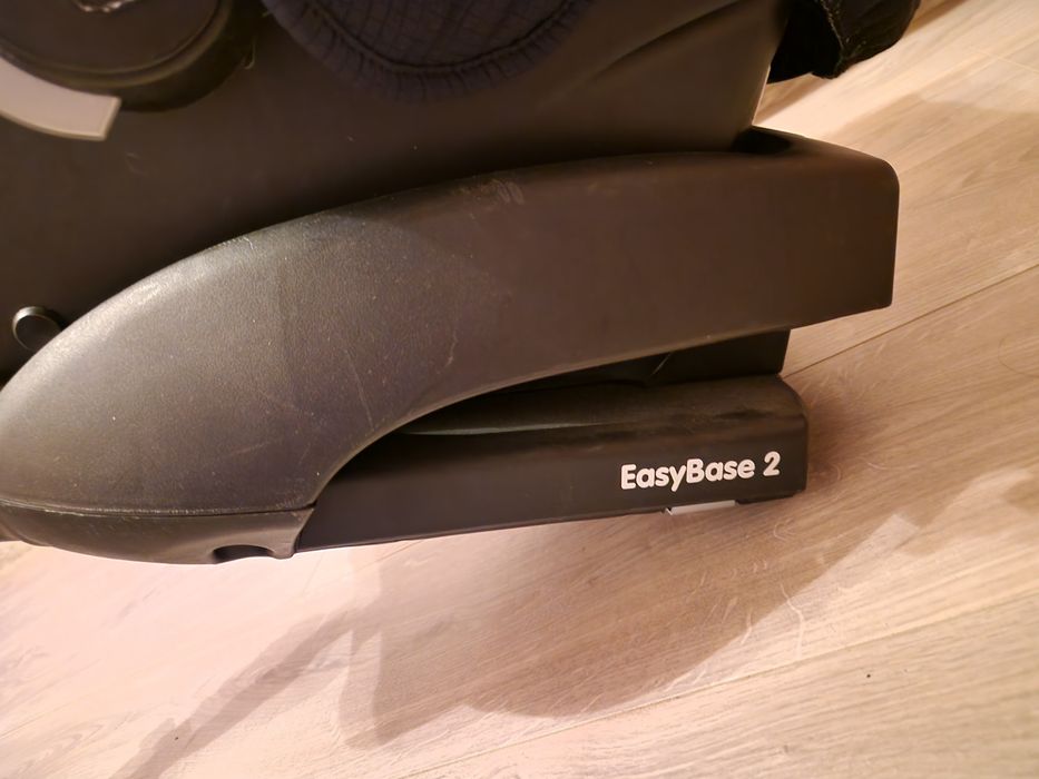 Scoică bebeluși Maxi Cosi Cabrio Fix cu bază cu picior în podea