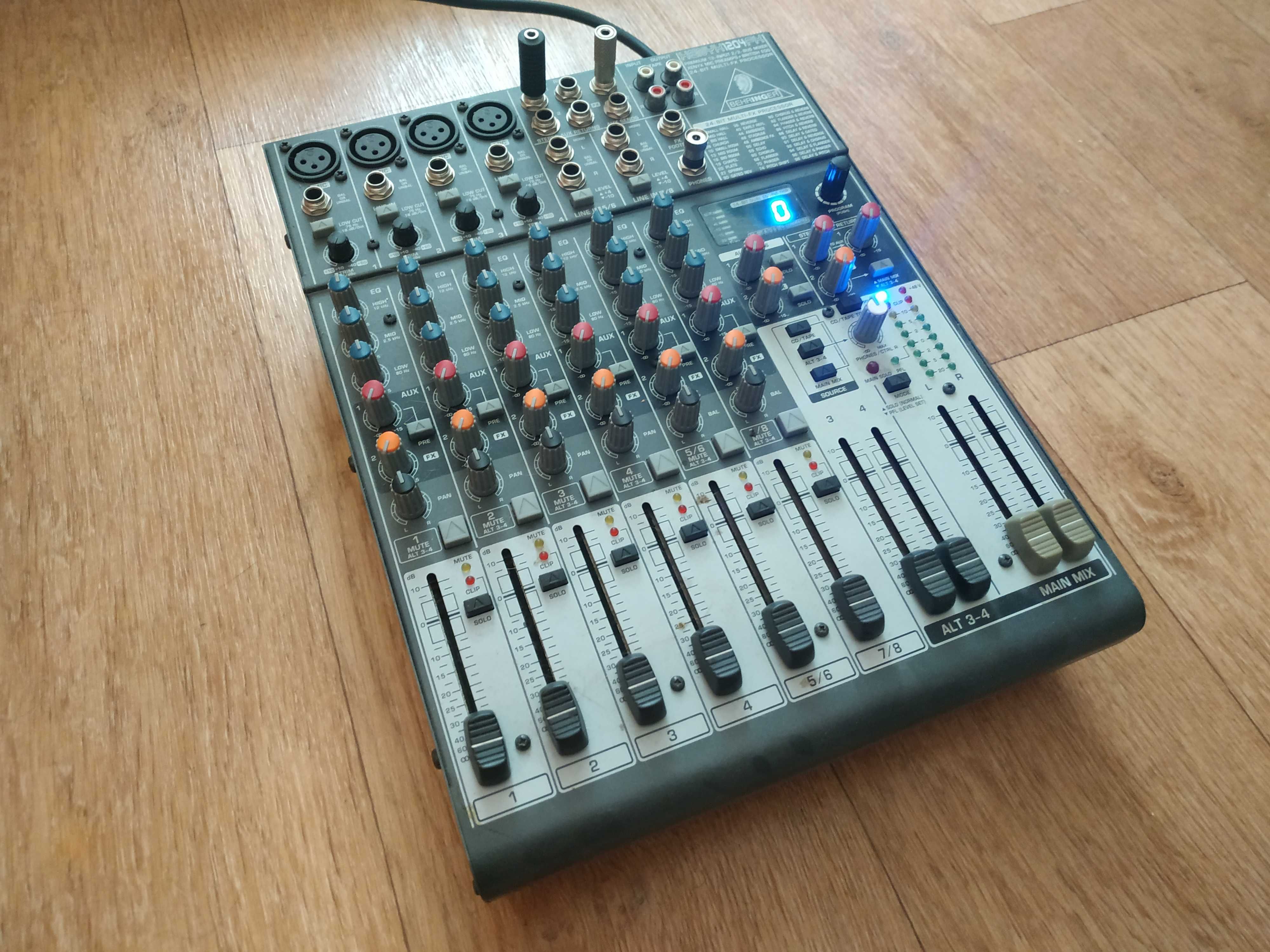 Микшерный пульт Behringer Xenyx 1204FX