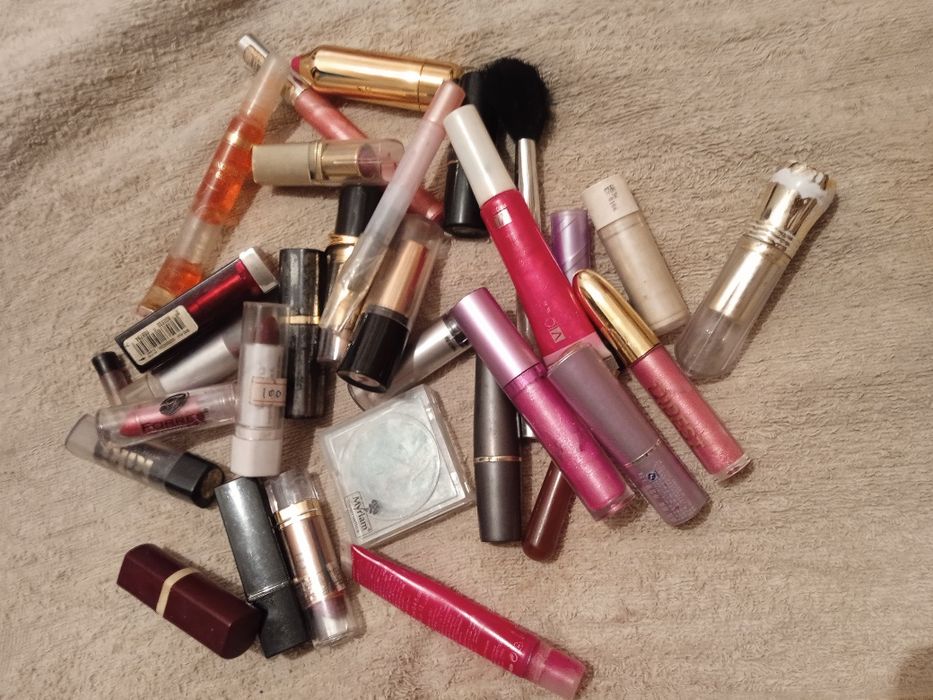 Продам новую косметику в хорошем качестве за все прошу 5000 тысяч тенг