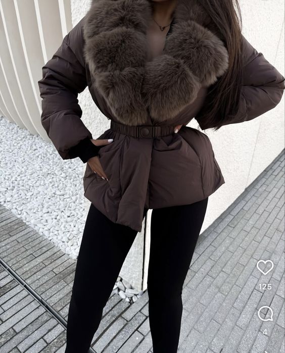 Дамско зимно кафяво яке с естествен косъм