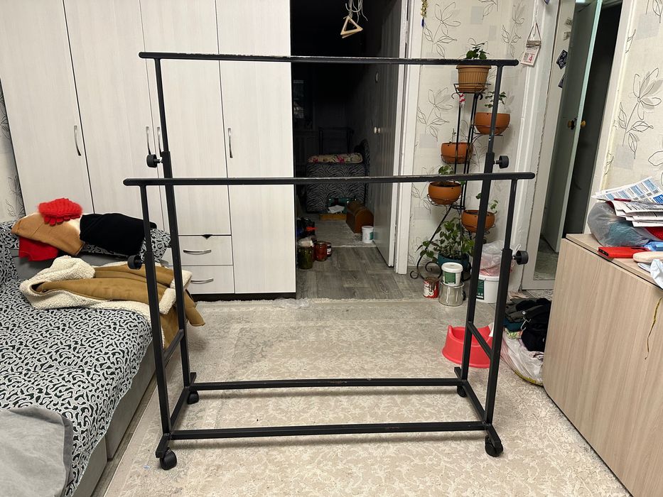 Продам Вешалку стойку