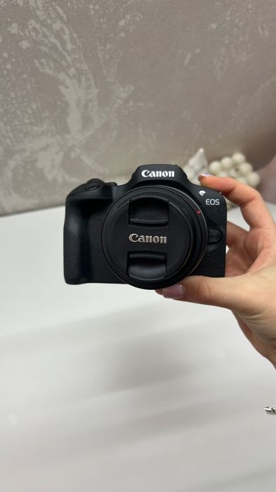 Продавам чисто нов Canon EOS R100