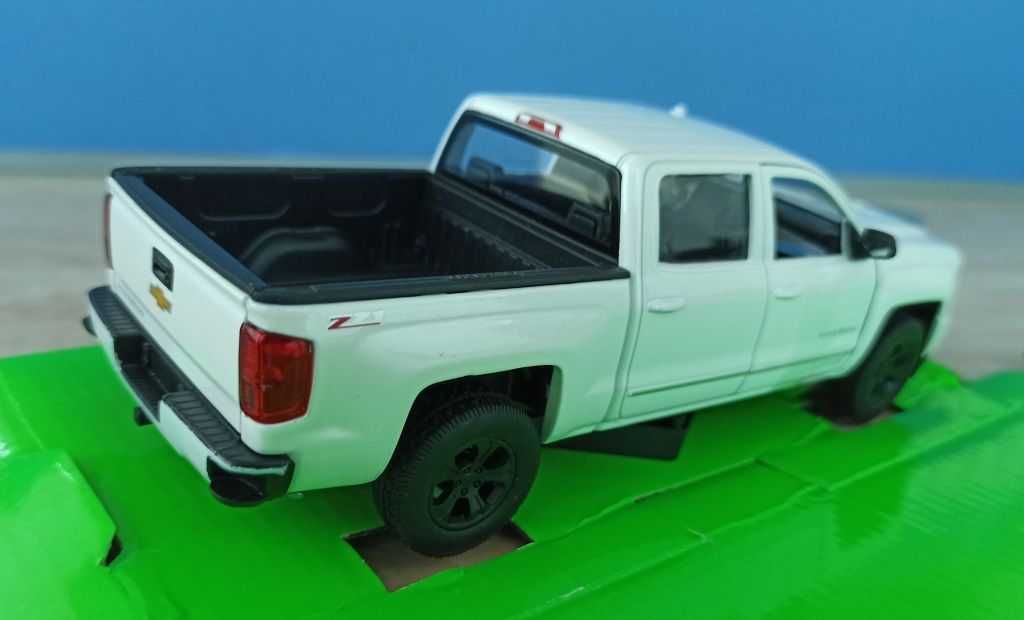 Macheta Chevrolet Silverado 2017 Truck alb - Welly NEX 1/29