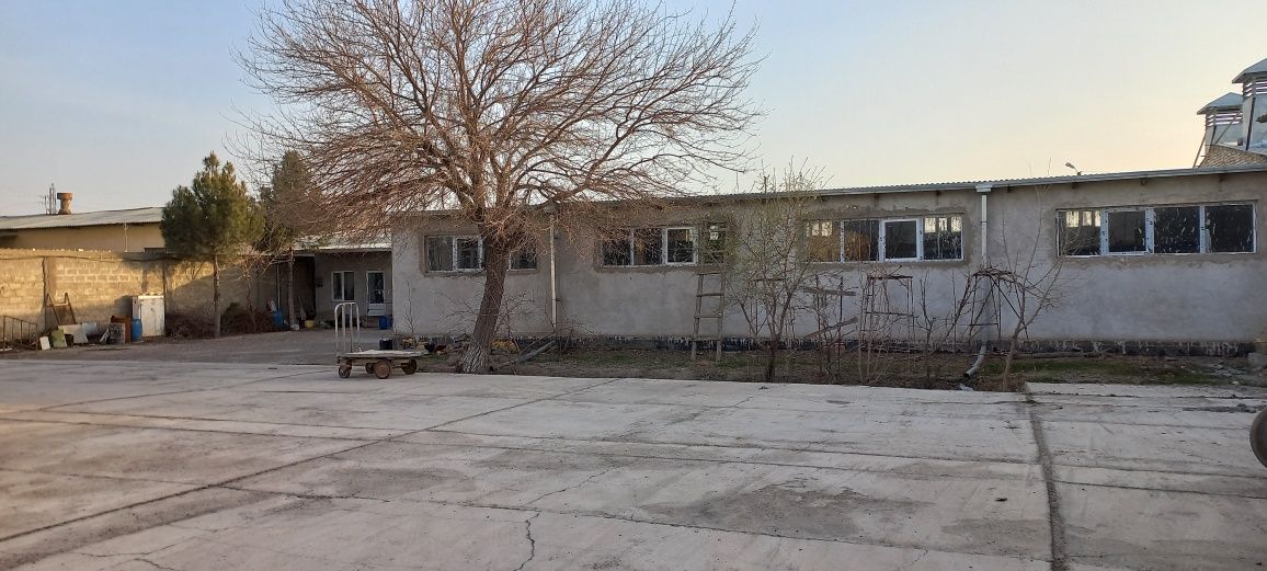 Здания для производства и склада ,имеется газ,свет,вода и жд ветки .
