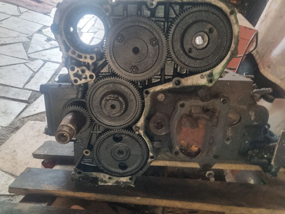 Vand sau schimb motor tractor in 4 pistoane