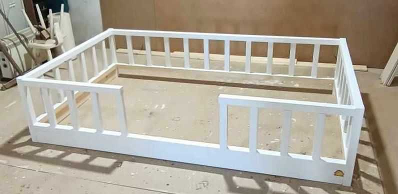 Pat copii din lemn masiv, alb – 200x120 cm, stare foarte bună