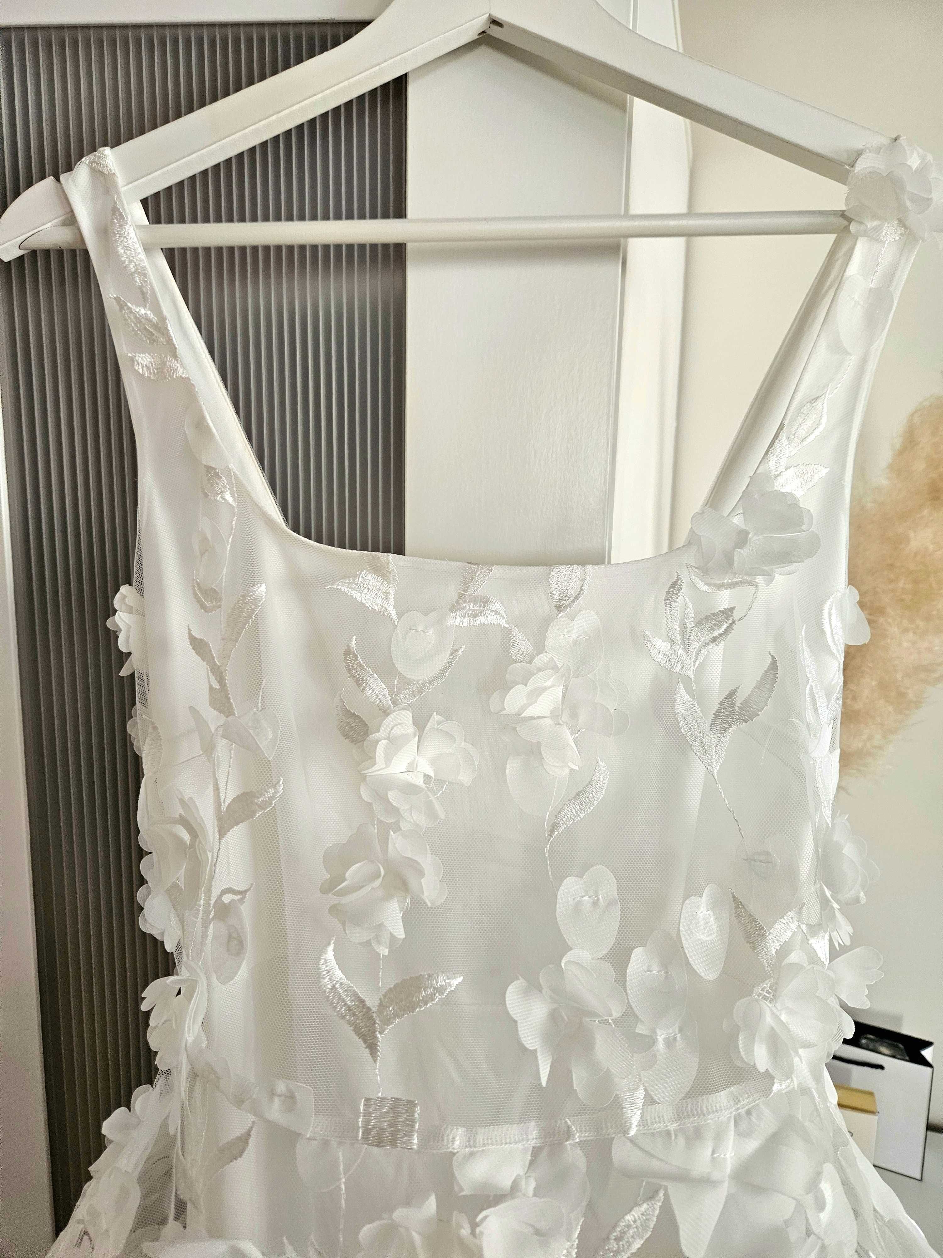 Нова бяла рокля ASOS LUXE с 3D цветя (сватбена, бал, парти)-р-р S и XS