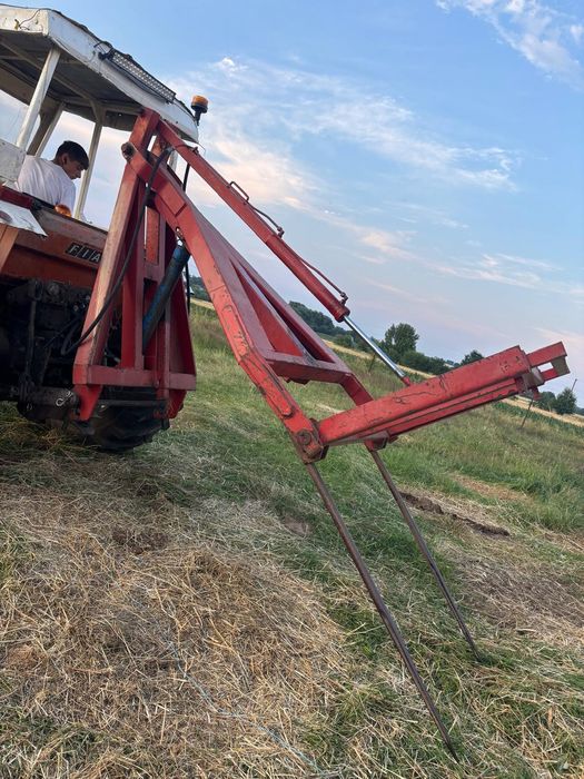 Incarcator pentru baloti in tiranti la tractor