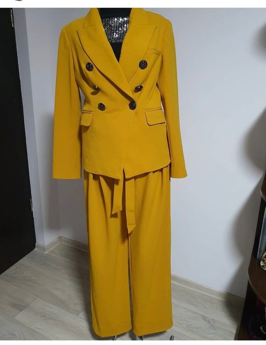 Costum model care avantajează orice silueta, elegant, nuanta deosebita