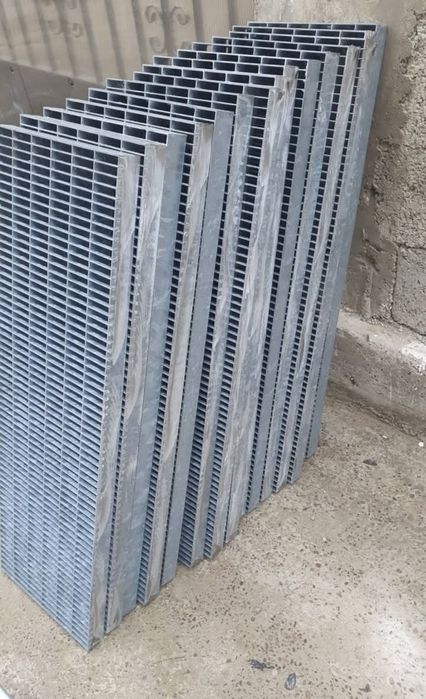 Vând trepte zincate metalice dacă va interesează sunaț la Nr de telefo