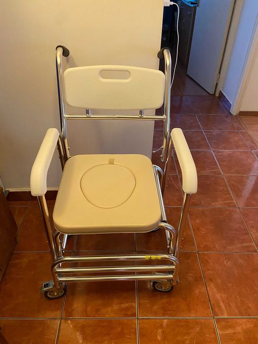 Vand scaun WC cu rotile impermeabil, nefolosit