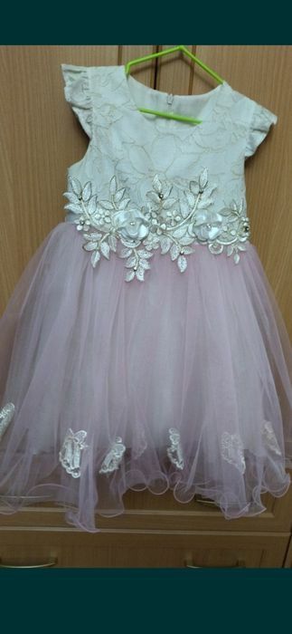 Нарядное  платье на девочку  3-5 лет  .