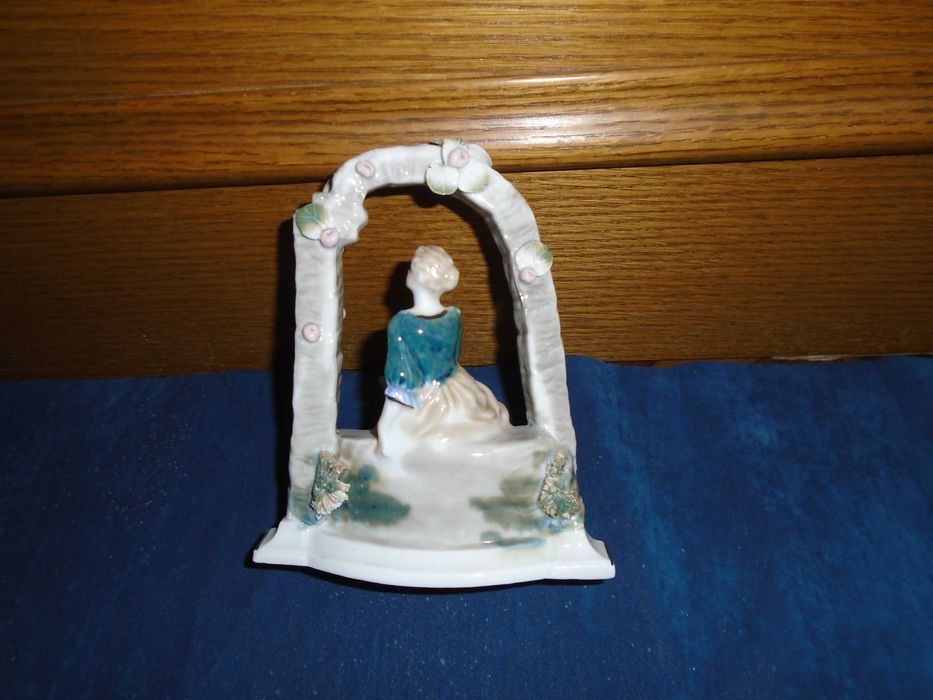 Bibelouri din portelan cu trandafiri, cosulete, doamne