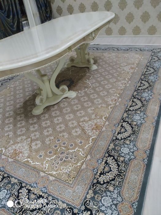 Стол и стулья  гостинаяя