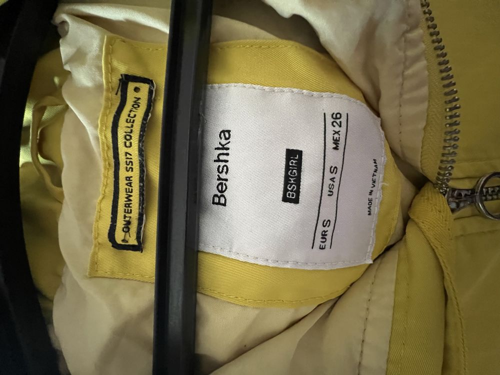 Яке в жълт цвят Bershka