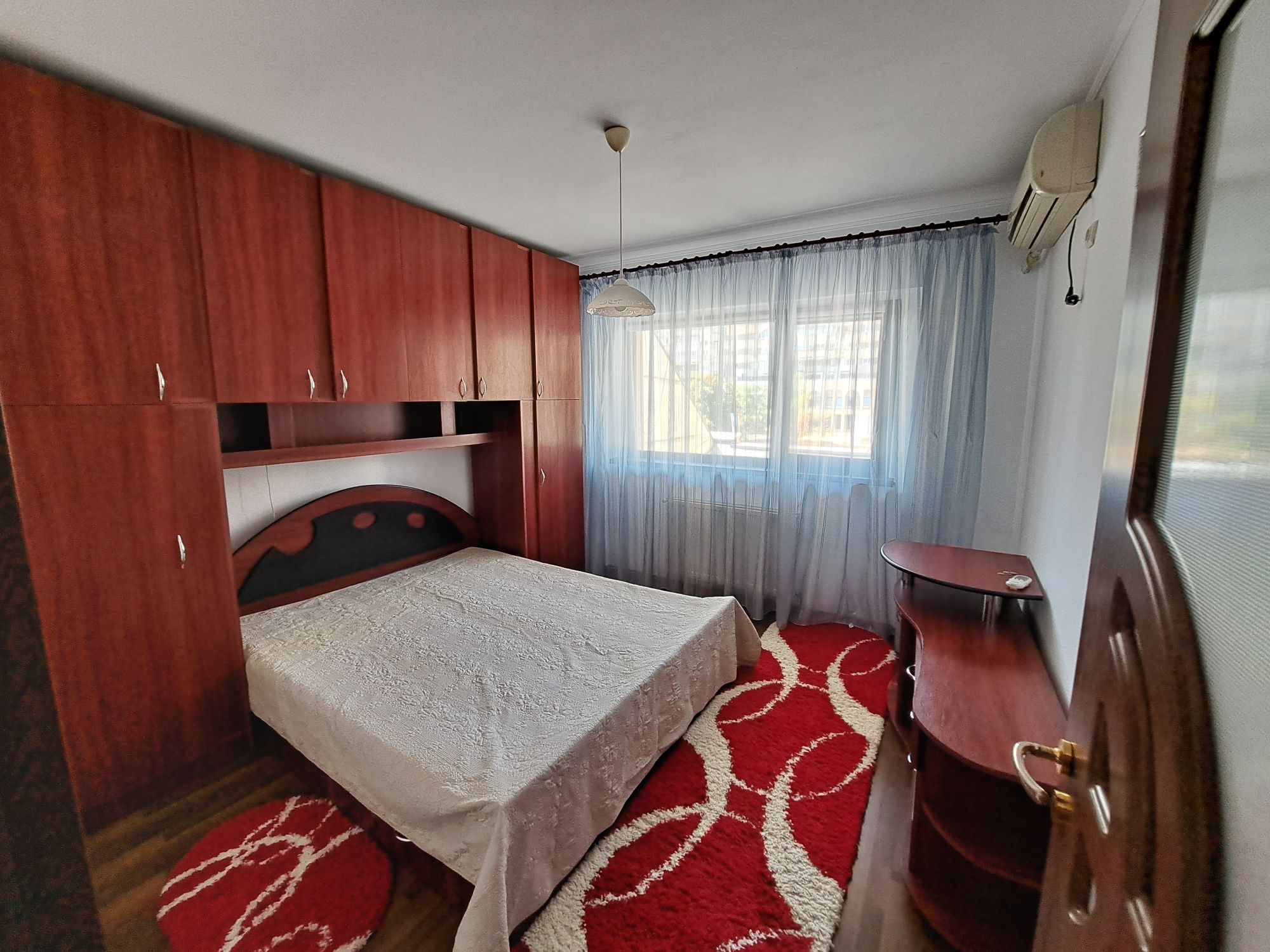 Stefan cel Mare, inchiriez ap 3  camere decomandat+terasa +loc parcare